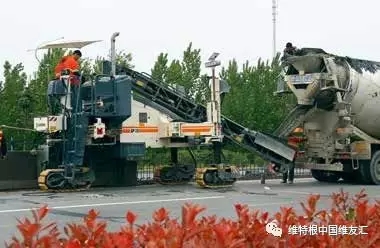 混凝土防撞護(hù)欄僅需一臺機(jī)器即可實現(xiàn)連續(xù)攤鋪作業(yè)，結(jié)構(gòu)物一次性成型，經(jīng)濟(jì)高效。