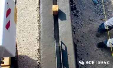 維特根 SP 15 攤鋪的縫隙式水溝，精確、穩(wěn)定、表面光滑的結(jié)構(gòu)物