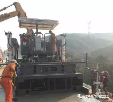 混凝土經(jīng) SP 25 機(jī)身配有的多根高頻振搗棒進(jìn)行振 搗和密實后，由后掛模具一次性擠壓成型，形成密 實度高而且骨料分布均勻的混凝土路面